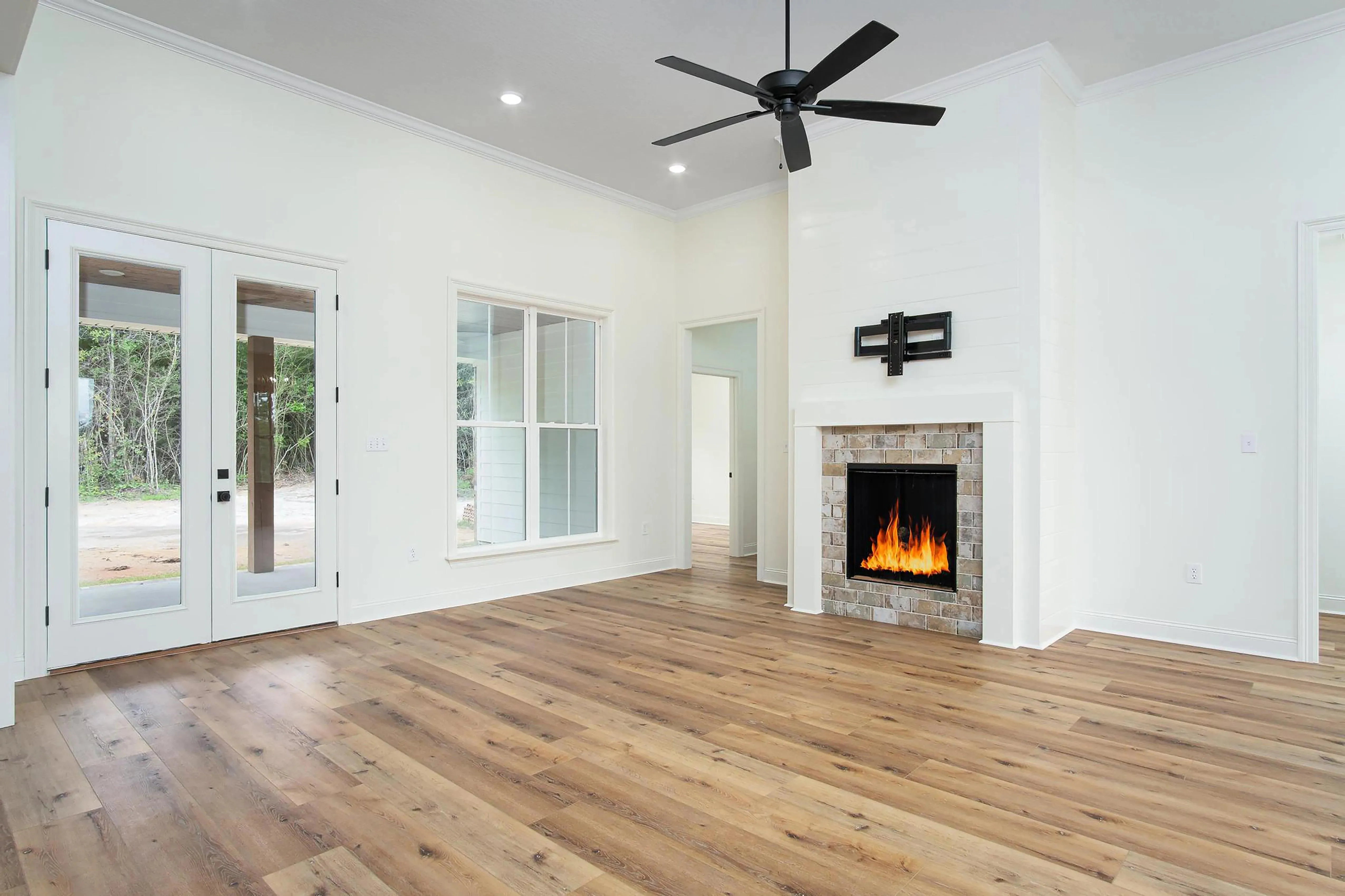 Charming 3-Bedroom Home with Expansive Living Spaces