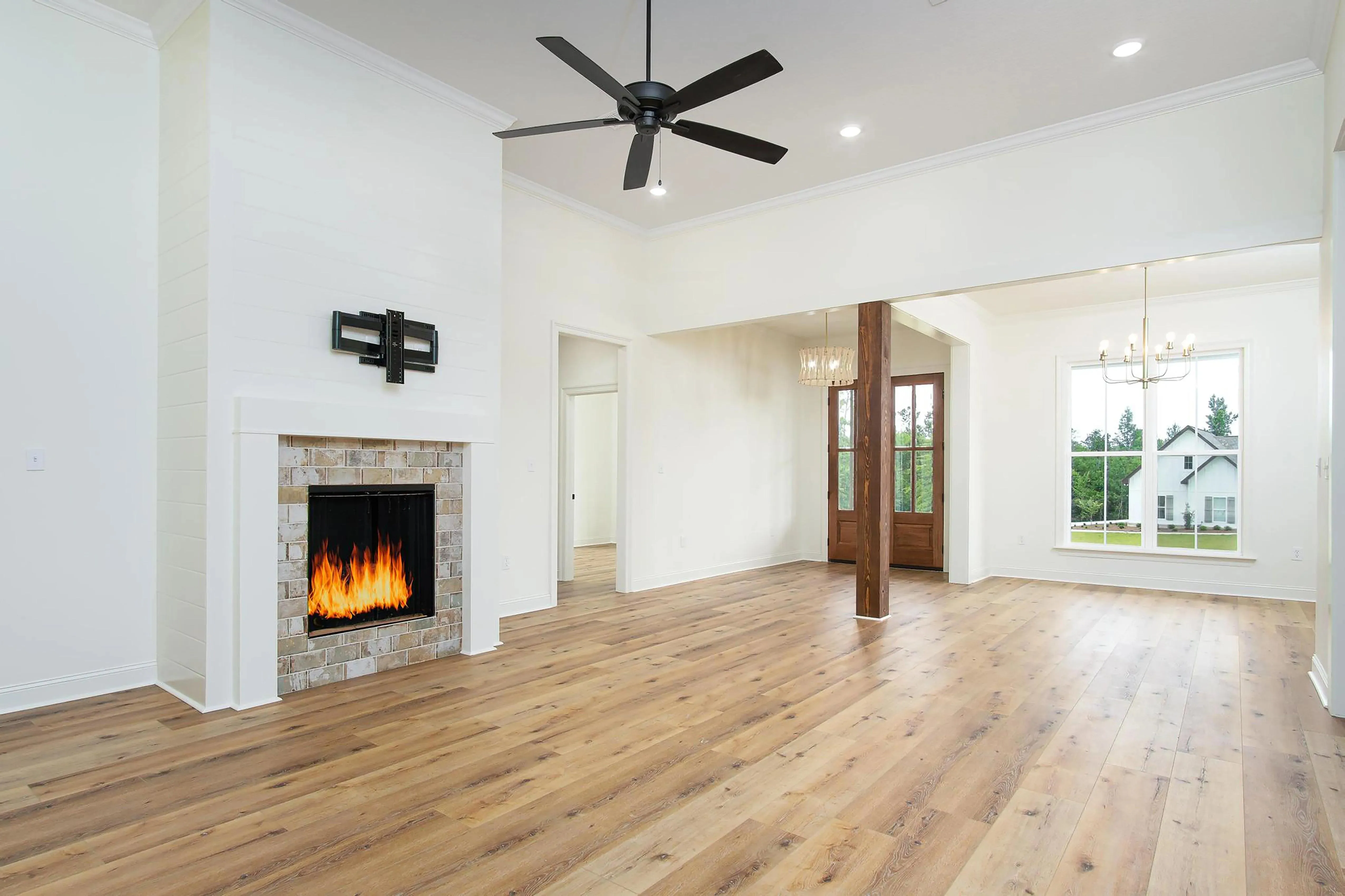 Charming 3-Bedroom Home with Expansive Living Spaces