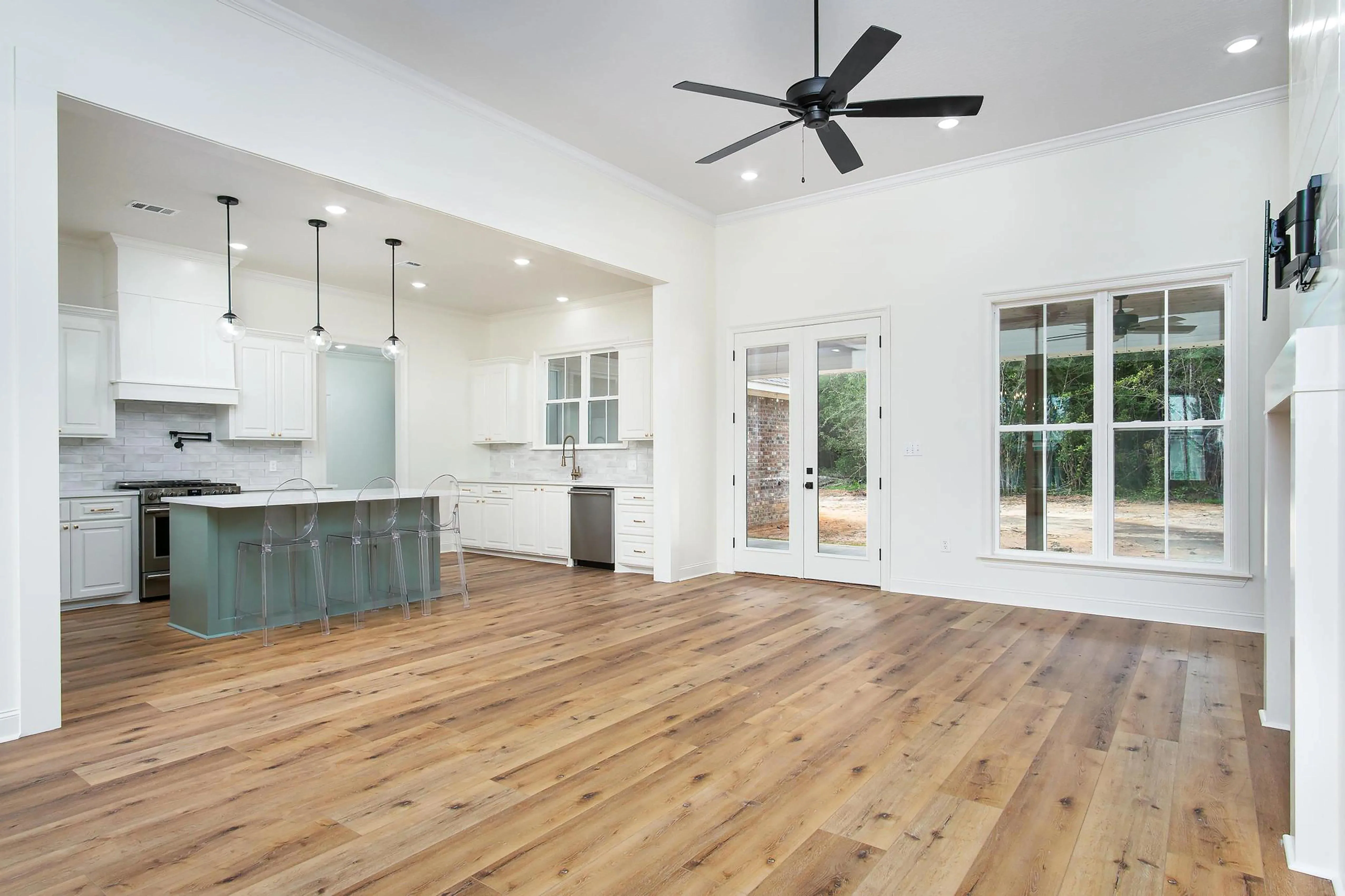Charming 3-Bedroom Home with Expansive Living Spaces