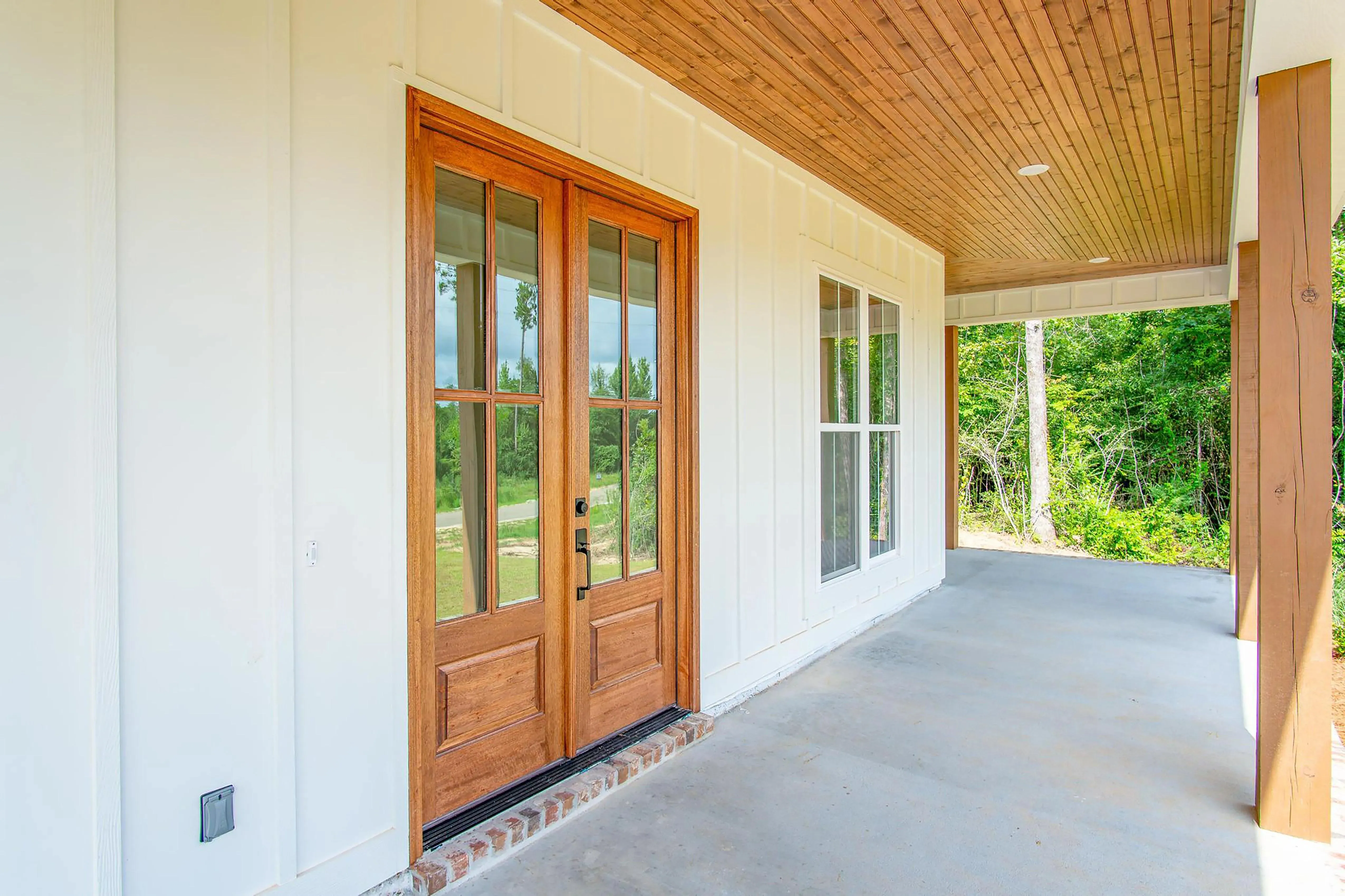 Charming 3-Bedroom Home with Expansive Living Spaces